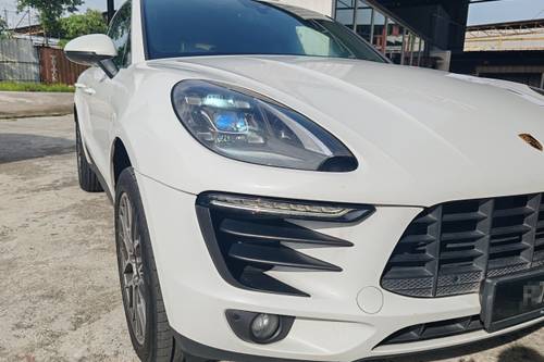 Old 2016 Porsche Macan Standard