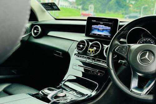 2017 Mercedes Benz C-Class Saloon C 180 Avantgarde Line Terpakai