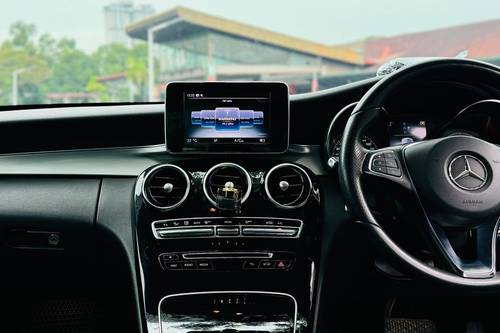 2017 Mercedes Benz C-Class Saloon C 180 Avantgarde Line Terpakai