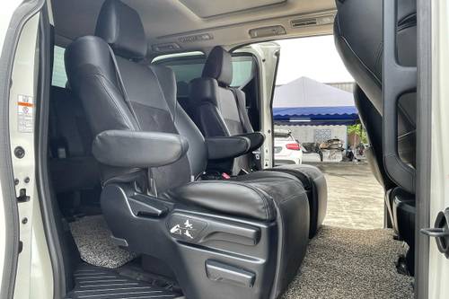 Second hand 2015 Toyota Alphard 2.5 SA 