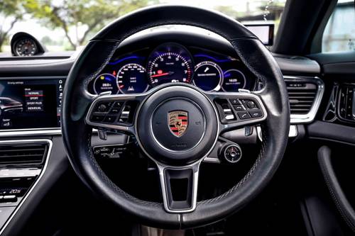 2018 Porsche Panamera 4 Terpakai