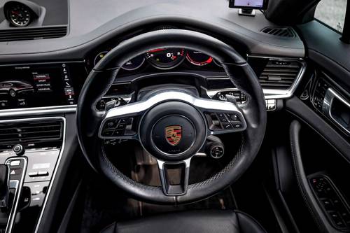 2018 Porsche Panamera 4 Terpakai