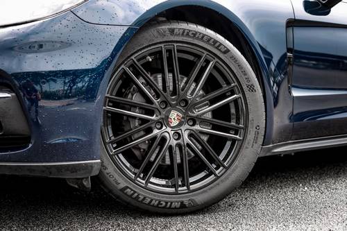 2018 Porsche Panamera 4 Terpakai