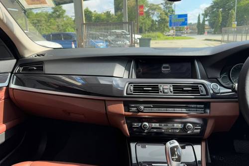 2015 BMW 5 Series Sedan 520i Terpakai