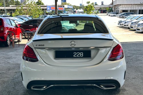 Terpakai 2018 Mercedes Benz C-Class Saloon C300 2.0 AMG untuk Dijual