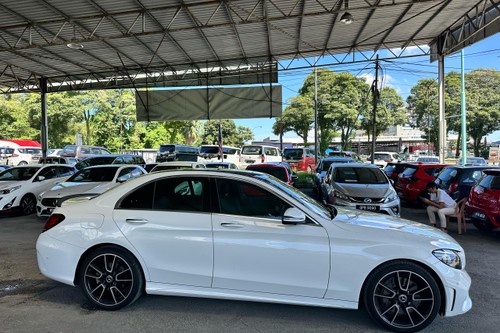2018 Mercedes Benz C-Class Saloon C300 2.0 AMG Terpakai