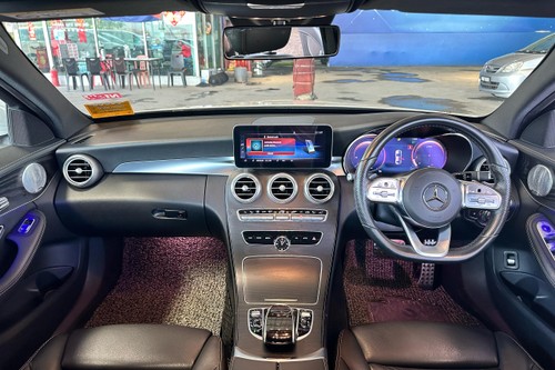 2018 Mercedes Benz C-Class Saloon C300 2.0 AMG Terpakai