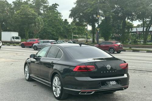 2021 Volkswagen Passat R-Line 2.0 TSI R-Line Terpakai