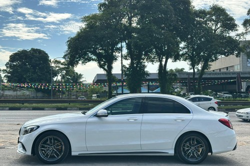 Second hand 2015 Mercedes Benz C-Class Saloon C200 Avantgarde Line 