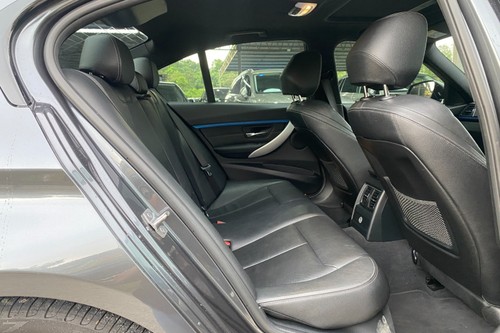 2017 BMW 3 Series Sedan 330e M Sport Terpakai