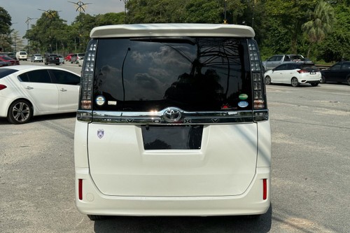 Second hand 2016 Toyota Voxy 2.0 ZS 
