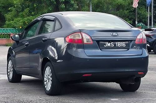 Old 2010 Ford Fiesta Sedan 1.6AT