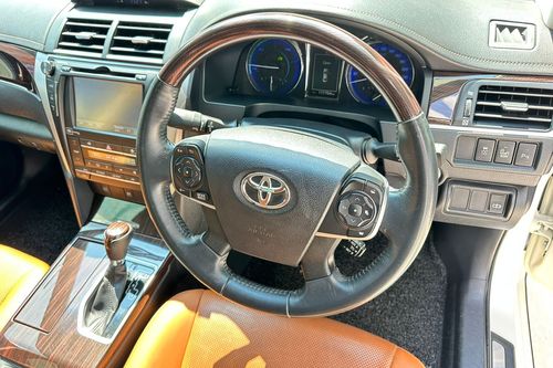 Second hand 2017 Toyota Camry 2.5 Hybrid Luxury 