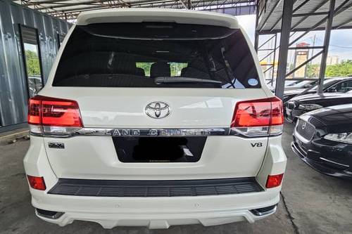 2017 Toyota Land Cruiser 4.6 V6 Terpakai