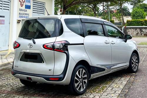 Old 2017 Toyota Sienta 1.5 V AT