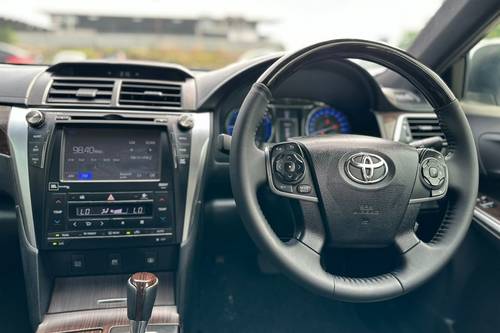 Second hand 2015 Toyota Camry 2.5 Hybrid Premium 