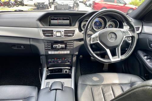 2015 Mercedes Benz E-Class Saloon E 300 Exclusive Terpakai