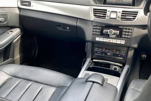 2015 Mercedes Benz E-Class Saloon E 300 Exclusive Terpakai