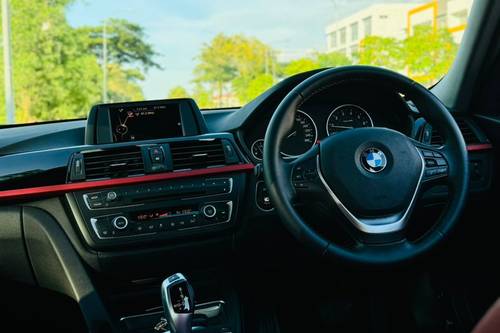 Second hand 2015 BMW 3 Series Sedan 320i 