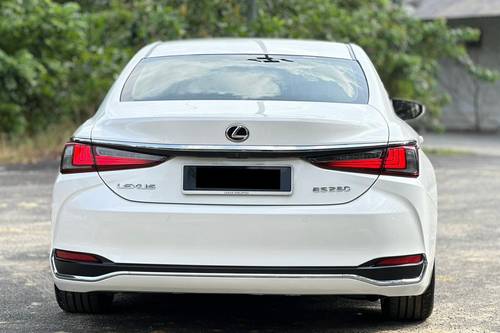 Second hand 2019 Lexus ES 250 Luxury 