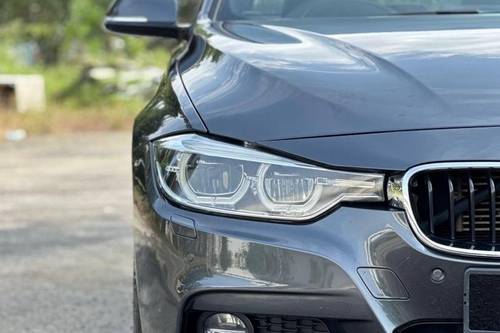 Old 2017 BMW 3 Series Sedan 330e